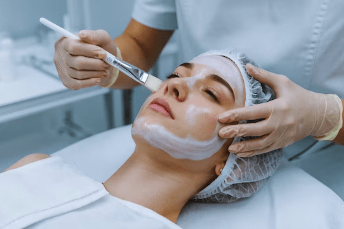 Practitioner applying LHA-based Reboot Peel solution to client's skin at Yeppeun Skin Clinic, a DHA-licensed Korean-standard aesthetic clinic in Jumeirah 2, Dubai