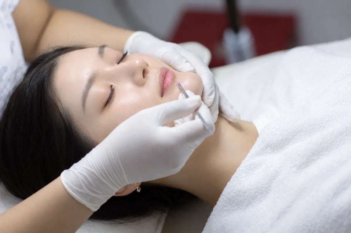 Professional acne extraction at Yeppeun Skin Clinic Dubai