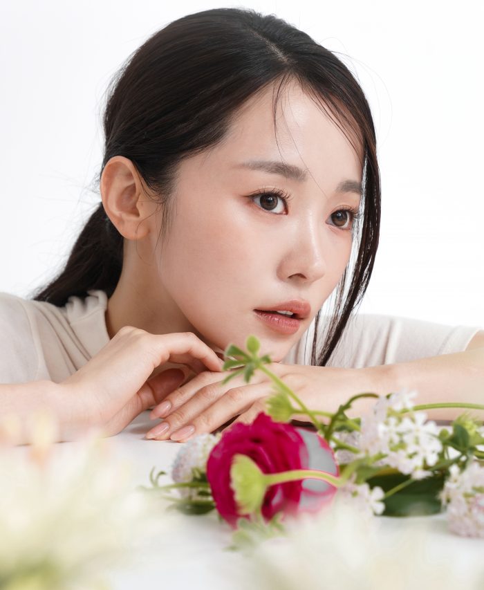Make-up,Images,Of,Beautiful,Woman,Photographed,With,Flowers